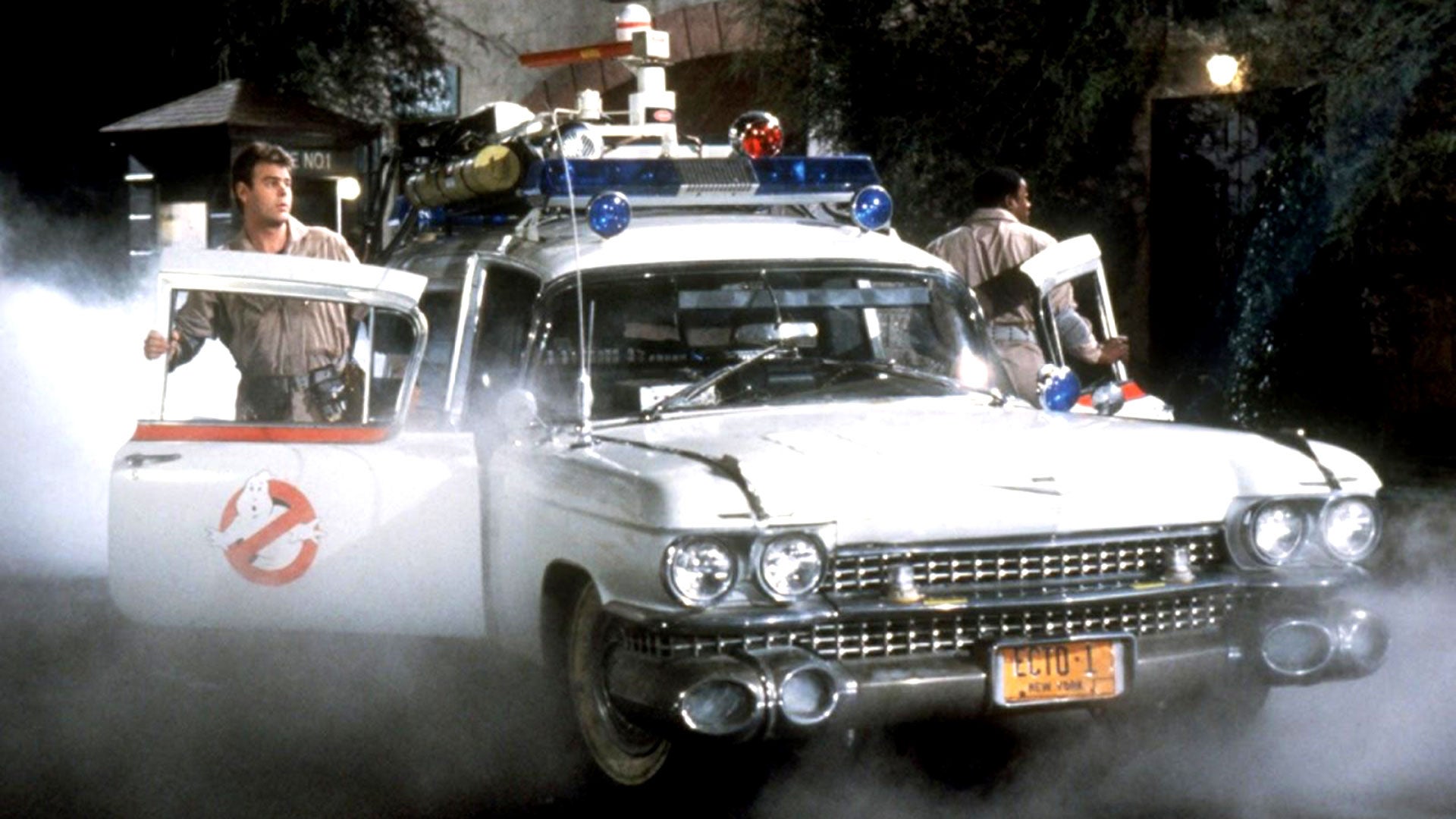 Ghostbusters arrive on the scene in Ecto-1